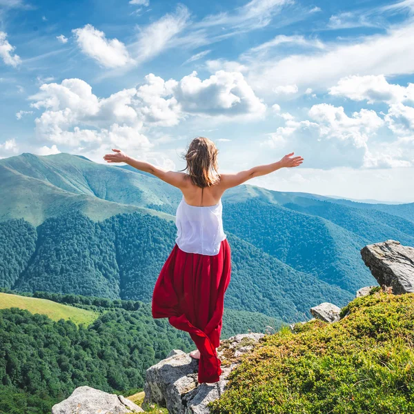 Junge Frau auf dem Gipfel des Berges — Stockfoto