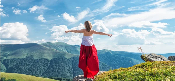 Junge Frau auf dem Gipfel des Berges — Stockfoto