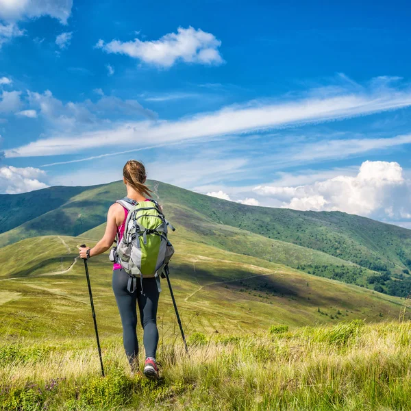 Young woman hiking in the mountains — Stock Photo, Image