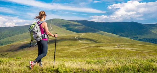 Young woman hiking in the mountains — Stock Photo, Image