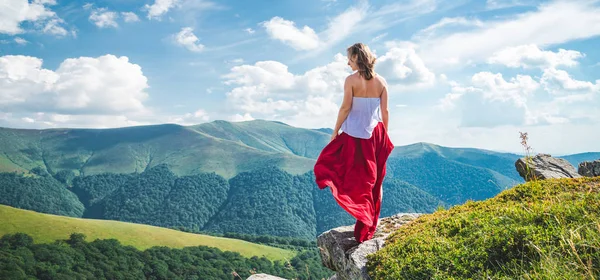 Giovane donna sulla cima della montagna — Foto Stock