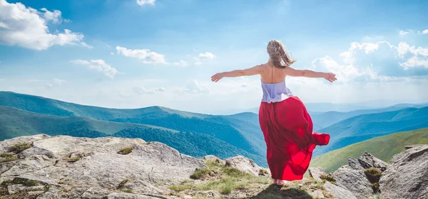 Junge Frau auf dem Gipfel des Berges — Stockfoto