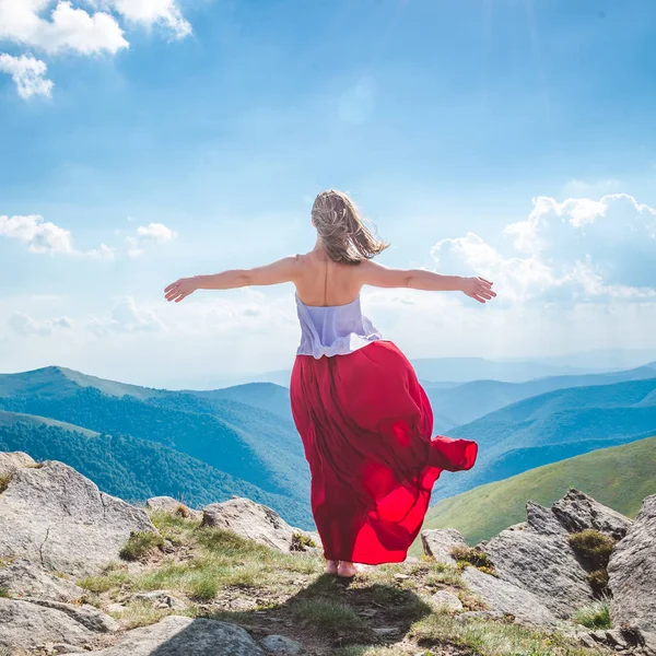 Junge Frau auf dem Gipfel des Berges — Stockfoto