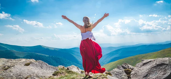 Jonge vrouw op de top van berg — Stockfoto