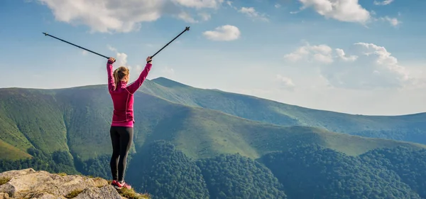 Jovem mulher caminhando nas montanhas — Fotografia de Stock