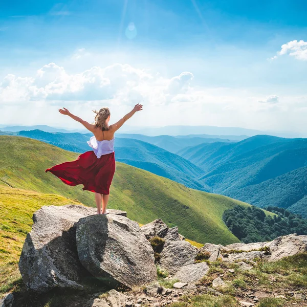 Young woman on the top of mountain — Stock Photo, Image