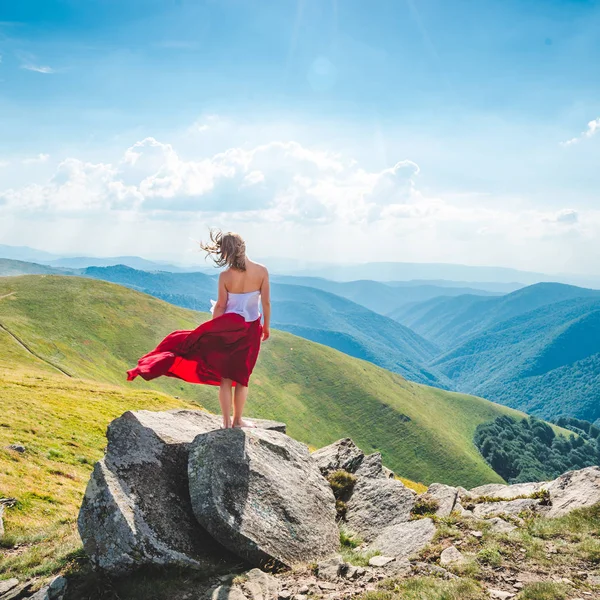 Jonge vrouw op de top van berg — Stockfoto