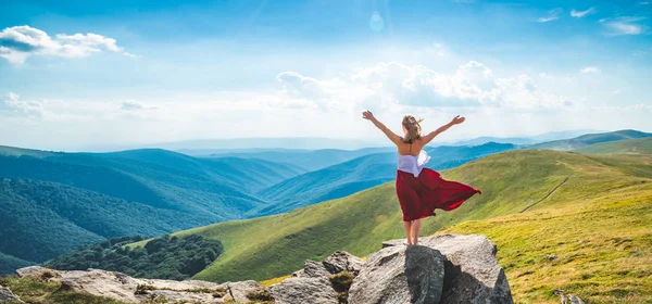 Mujer joven en la cima de la montaña —  Fotos de Stock