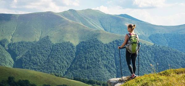 Giovane donna escursioni in montagna Immagine Stock