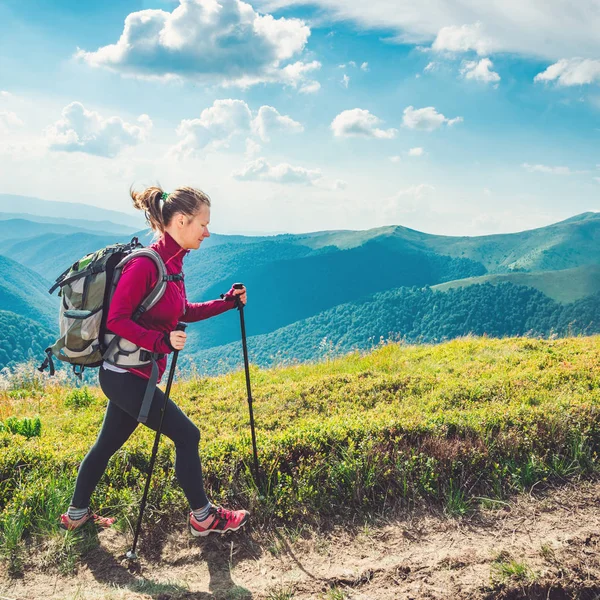Giovane donna escursioni in montagna Foto Stock