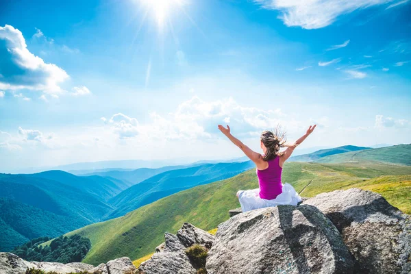 Jeune femme au sommet de la montagne — Photo