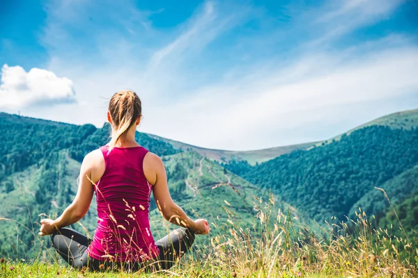 Ung Kvinna Meditera Toppen Berg Royaltyfria Stockbilder