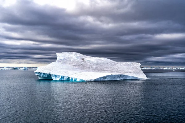 Iceberg en el mar Antártico — Foto de Stock