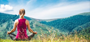 Dağ tepesinde genç kadın