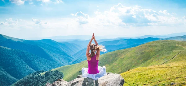 Young woman on the top of mountain — Stock Photo, Image