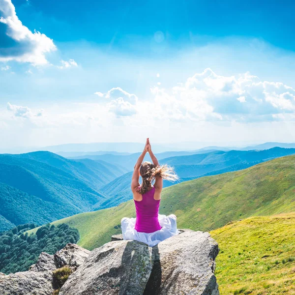 Mujer joven en la cima de la montaña —  Fotos de Stock