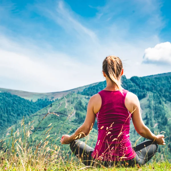 Young woman on the top of mountain — Stock Photo, Image