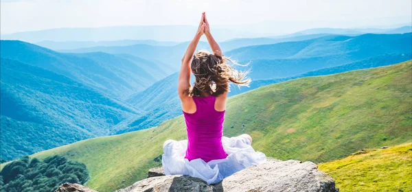 Young woman on the top of mountain — Stock Photo, Image