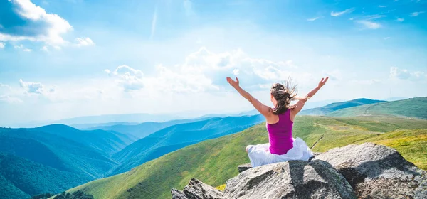 Jeune femme au sommet de la montagne — Photo