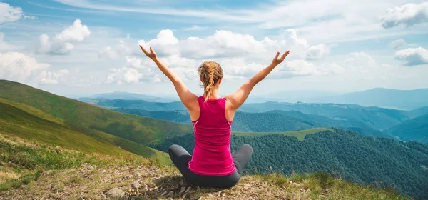 Young woman on the top of mountain — Stock Photo, Image