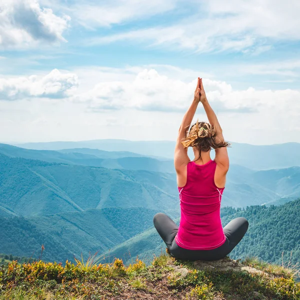 Jeune femme au sommet de la montagne — Photo