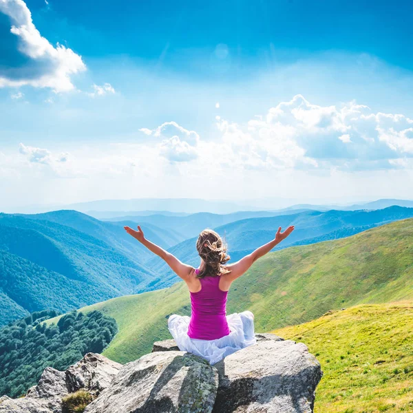 Jeune femme au sommet de la montagne — Photo