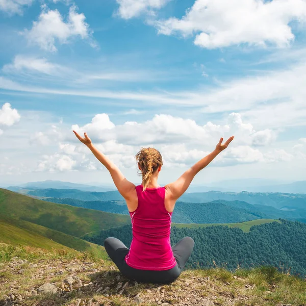 Young woman on the top of mountain — Stock Photo, Image