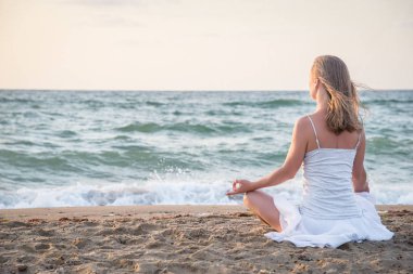 Denizde meditasyon yapan bir kadın