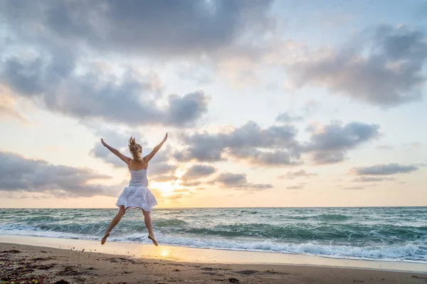 Glad vacker ung flicka hoppning — Stockfoto