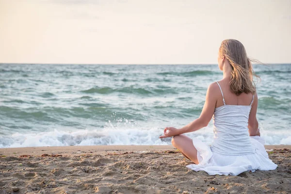 Mulher meditando no mar — Fotografia de Stock