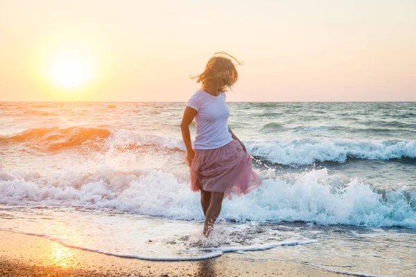 Vacker flicka vid havet. — Stockfoto