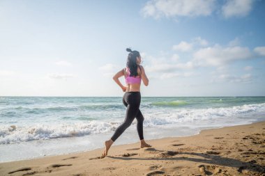 Sahilde kaçan fitness kız