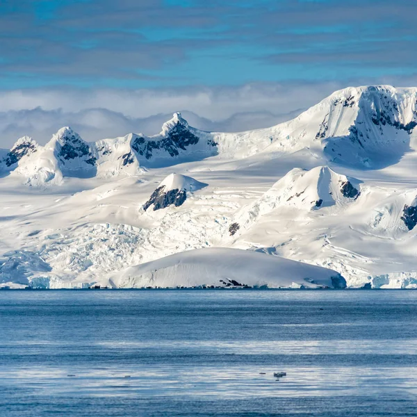 Antártida montañas y mar — Foto de Stock