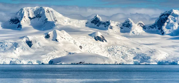 Montagne e mare dell'Antartide — Foto Stock