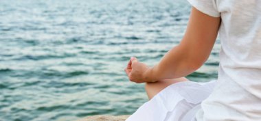 Denizde meditasyon yapan bir kadın