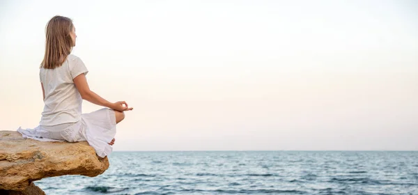 Frau meditiert am Meer — Stockfoto