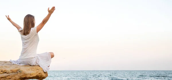 Donna che medita al mare — Foto Stock