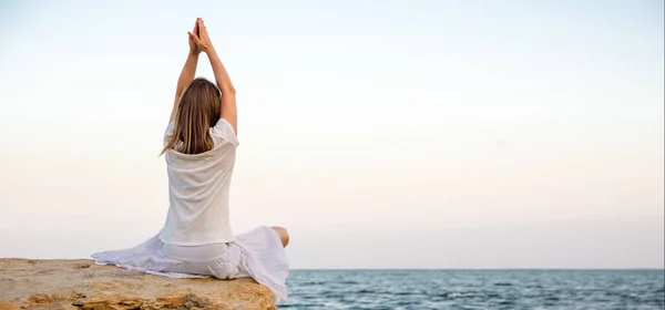 Mujer meditando en el mar — Foto de Stock