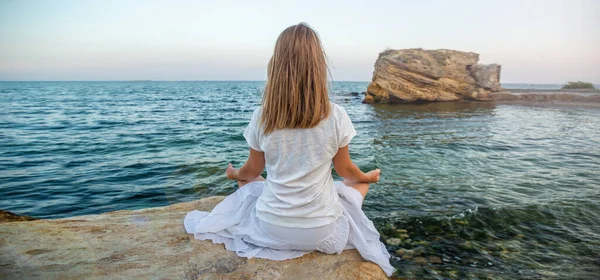 Vrouw mediterend aan zee — Stockfoto