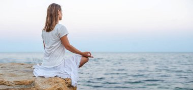 Denizde meditasyon yapan bir kadın
