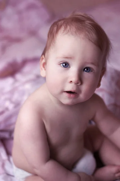 Bambino Seduto Sul Divano Con Pannolino Alza Sguardo — Foto Stock