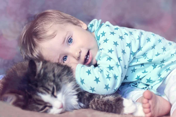 Enfant Couche Étreint Avec Chat — Photo