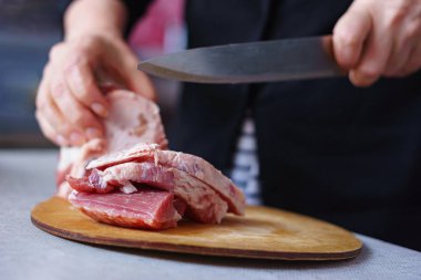 Eller et parçalar halinde büyük bir bıçak ile kesmek.