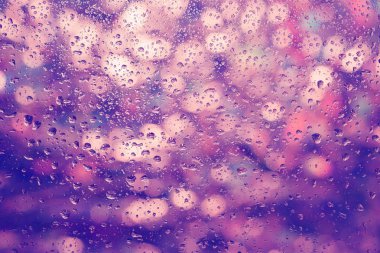 Arka plan damla cam ve pencerenin dışındaki renkli bokeh