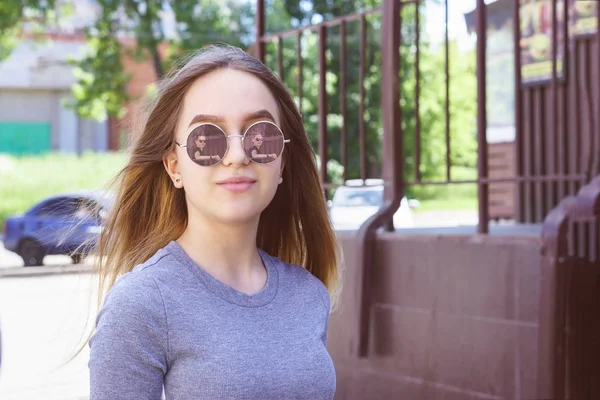 Chica Sonriente Con Gafas Sol Aire Libre Tipo Refleja Las — Foto de Stock