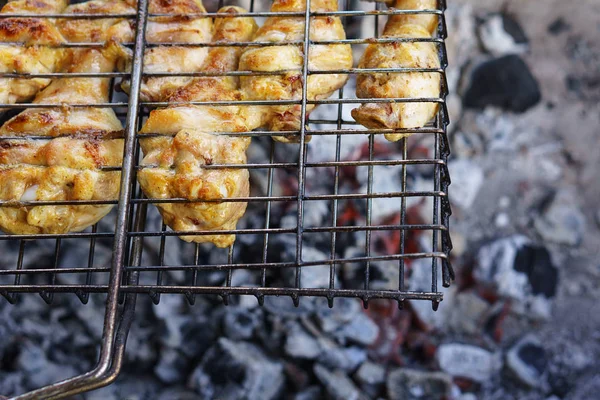Tavuk budu ızgarada yalan ve kömüre kızartma