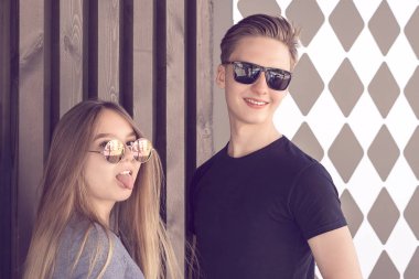 Ergen çocuklar duvar tarafından standı