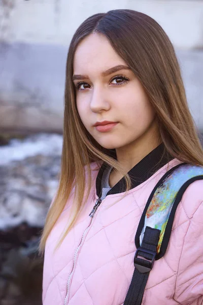 Dziewczyna Różowym Kurtka Plecakiem Stoi Ulicy — Zdjęcie stockowe
