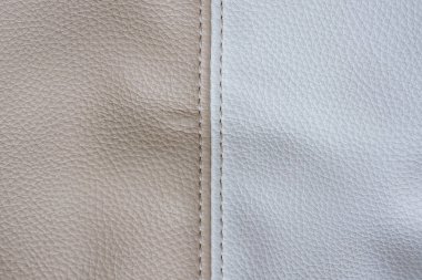 Bir çanta dişli, bej ve beyaz deri parçası