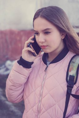 Dalgın kız telefonda konuşurken pembe ceket